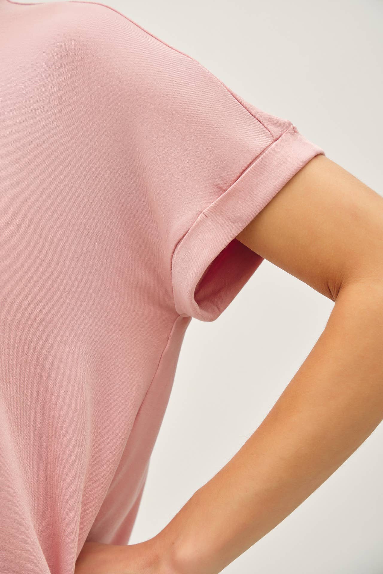 LIGHTWEIGHT MODAL BASIC FLOWY TEE  : Black / M